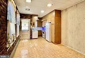 Entry Way - 910 N 5th St, Reading, PA 19601 photo 2 of 3