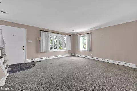 Living - 3102 Curtis Rd, Sinking Spring, PA 19608 photo 2 of 9