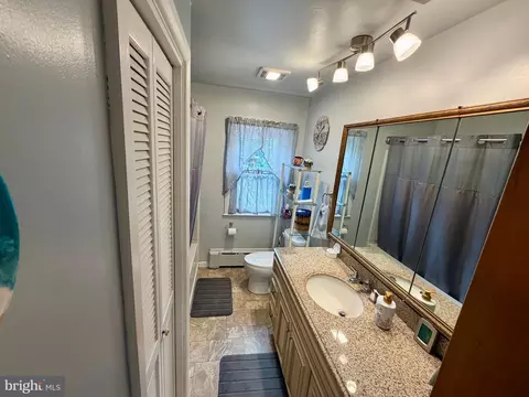 Bath - 801 Lobelia Ave, Reading, PA 19605 photo 1 of 2