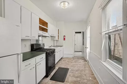 Entry Way - 619 Willow St, Reading, PA 19602 photo 3 of 9