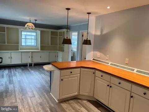 Living - 16 Wendy Rd, Reading, PA 19601 photo 11 of 17