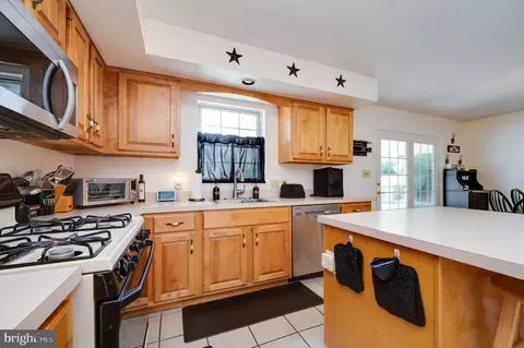 Kitchen - 391 Sioux Ct, Reading, PA 19608 photo 4 of 5