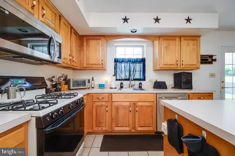 Kitchen - 391 Sioux Ct, Reading, PA 19608 photo 3 of 5