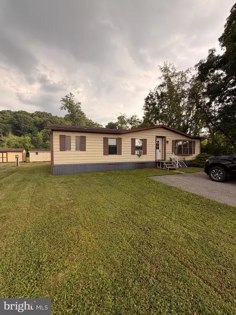 77 Blarney Cir, Mohrsville, PA 19541