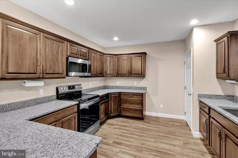 Entry Way - 640 Ebersole Rd, Reading, PA 19605 photo 3 of 5