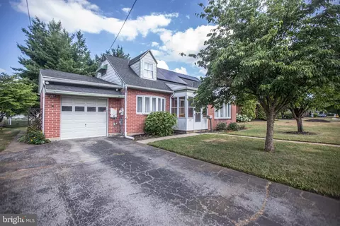 207 N Linden St, Robesonia, PA 19551