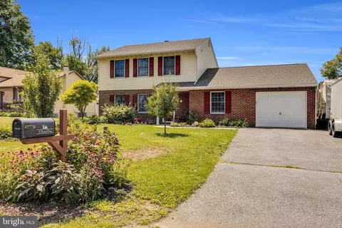 4 Sunset Dr, Douglassville, PA 19518