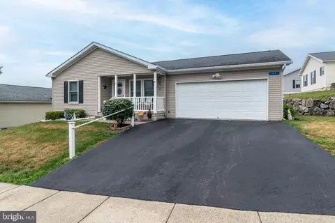 71 Random Rd, Douglassville, PA 19518