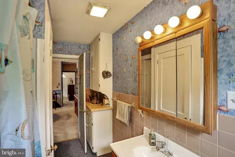 Entry Way - 476 S Wyomissing Ave, Reading, PA 19607 photo 1 of 2