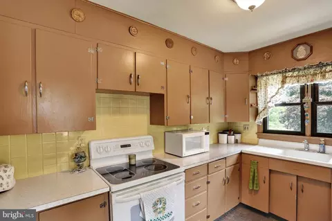 Kitchen - 476 S Wyomissing Ave, Reading, PA 19607 photo 2 of 3