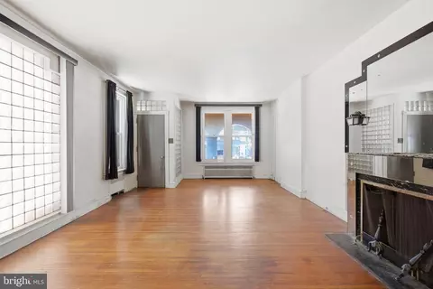 Living - 117 W Douglass St, Reading, PA 19601 photo 2 of 4