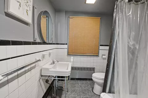Bath - 117 W Douglass St, Reading, PA 19601 photo 1 of 1
