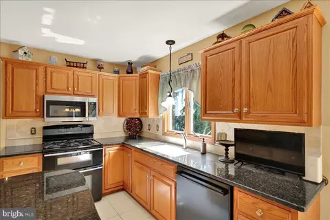 Kitchen - 200 Sturbridge Dr, Wyomissing, PA 19610 photo 3 of 4