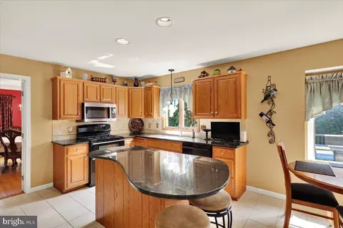 Kitchen - 200 Sturbridge Dr, Wyomissing, PA 19610 photo 2 of 4