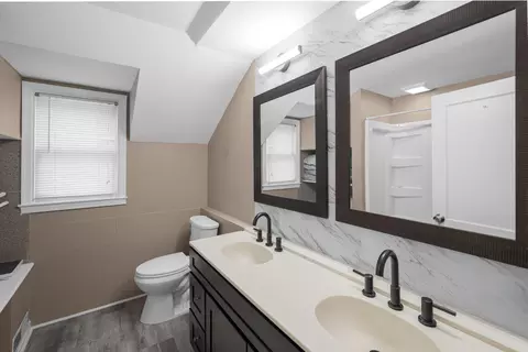 Bath - 517 Wellington Ave, Reading, PA 19609 photo 2 of 3