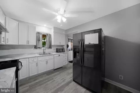 Entry Way - 517 Wellington Ave, Reading, PA 19609 photo 2 of 2
