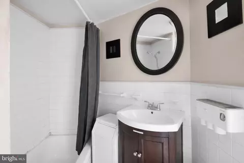 Bath - 534 Walnut St, Reading, PA 19601 photo 1 of 2
