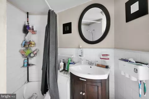 Bath - 534 Walnut St, Reading, PA 19601 photo 2 of 2