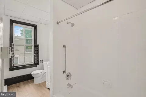 Bath - 929 Pike St, Reading, PA 19604 photo 2 of 3