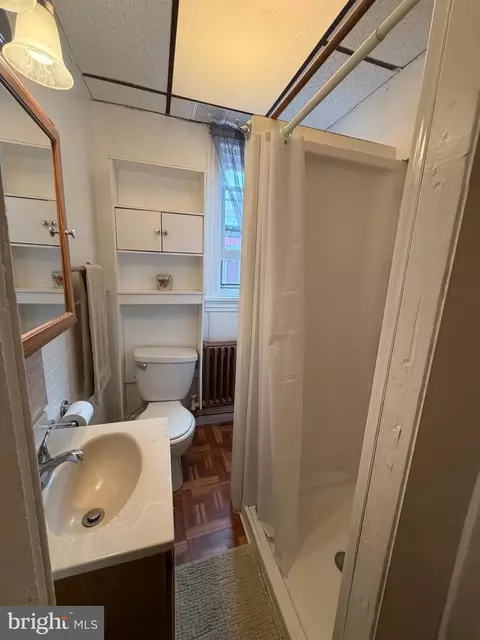 Bath - 1049 Oley St, Reading, PA 19604 photo 1 of 2