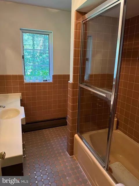 Bath - 1202 Old Mill Rd, Reading, PA 19610 photo 1 of 2