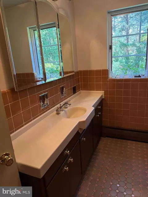 Bath - 1202 Old Mill Rd, Reading, PA 19610 photo 2 of 2