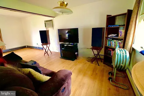 Living - 122 Granville Ave, Reading, PA 19607 photo 3 of 4