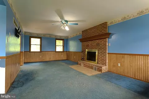 Living - 406 Miller Rd, Reading, PA 19608 photo 1 of 4
