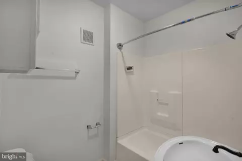 Bath - 531 Weiser St, Reading, PA 19601 photo 2 of 4