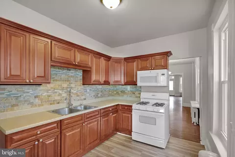 Entry Way - 531 Weiser St, Reading, PA 19601 photo 2 of 14