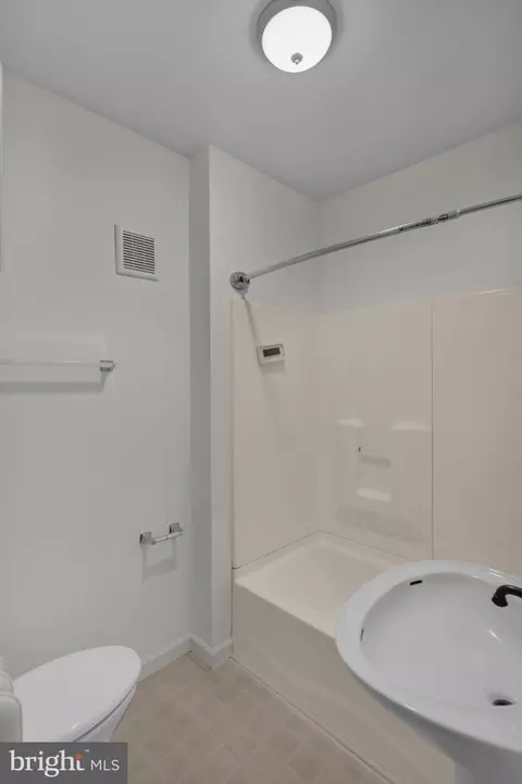 Bath - 531 Weiser St, Reading, PA 19601 photo 3 of 4