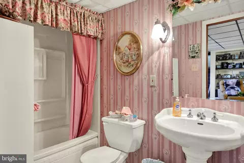 Bath - 1221 Broadway Blvd, Reading, PA 19607 photo 4 of 4