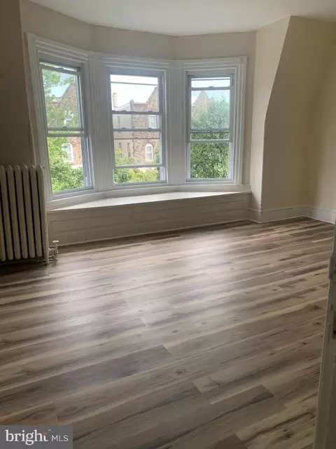 Living - 416 Spring St, Reading, PA 19601 photo 3 of 4