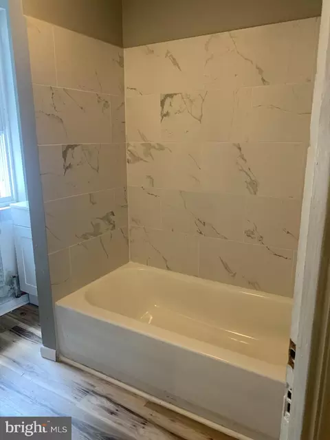 Bath - 416 Spring St, Reading, PA 19601 photo 1 of 1