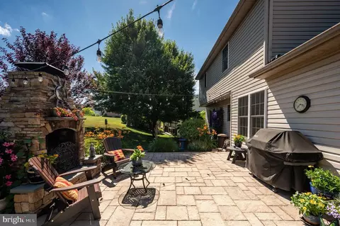 Exterior - 431 E Augusta Dr, Sinking Spring, PA 19608 photo 18 of 23