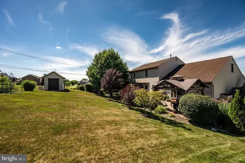 Exterior - 431 E Augusta Dr, Sinking Spring, PA 19608 photo 20 of 23