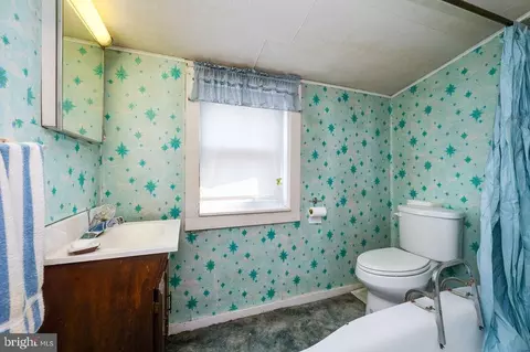 Bath - 1237 Carbon St, Reading, PA 19601 photo 1 of 1