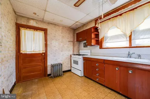 Kitchen - 1237 Carbon St, Reading, PA 19601 photo 2 of 4