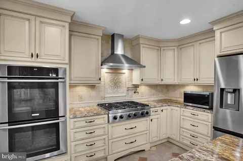 Kitchen - 209 Pembroke Dr, Reading, PA 19607 photo 6 of 7