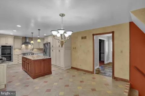 Entry Way - 209 Pembroke Dr, Reading, PA 19607 photo 3 of 4