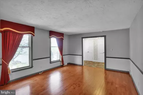 Living - 209 Pembroke Dr, Reading, PA 19607 photo 3 of 4