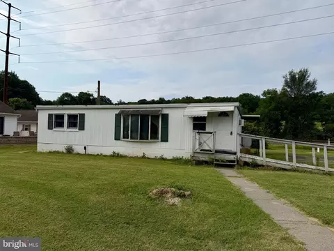 686 W Penn Ave, Robesonia, PA 19551