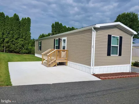 11 Woodland Ln, Mertztown, PA 19539