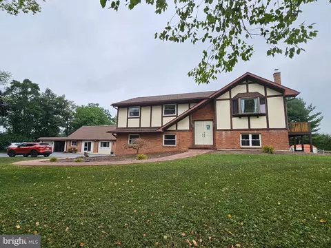 36 Hunter Liggett Dr, Shoemakersville, PA 19555