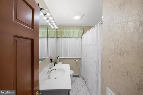 Bath - 115 Ardmore Ave, Reading, PA 19607 photo 1 of 6