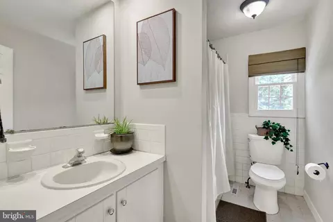 Bath - 7 Sandy Way, Reading, PA 19607 photo 2 of 6