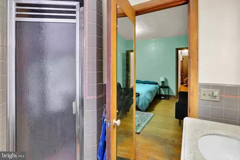 Bath - 132 Windsor St, Reading, PA 19601 photo 3 of 9