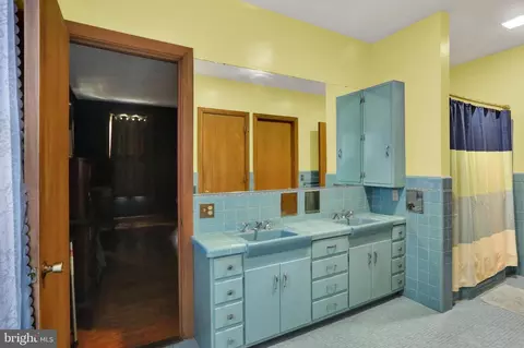 Bath - 132 Windsor St, Reading, PA 19601 photo 7 of 9