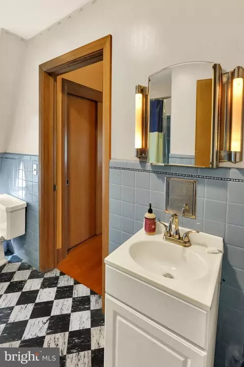 Bath - 132 Windsor St, Reading, PA 19601 photo 2 of 9