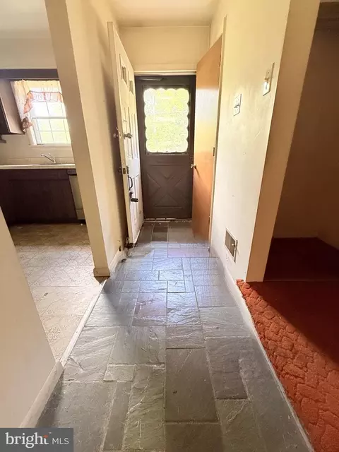 Entry Way - 407 S Wyomissing Ave, Reading, PA 19607 photo 2 of 3